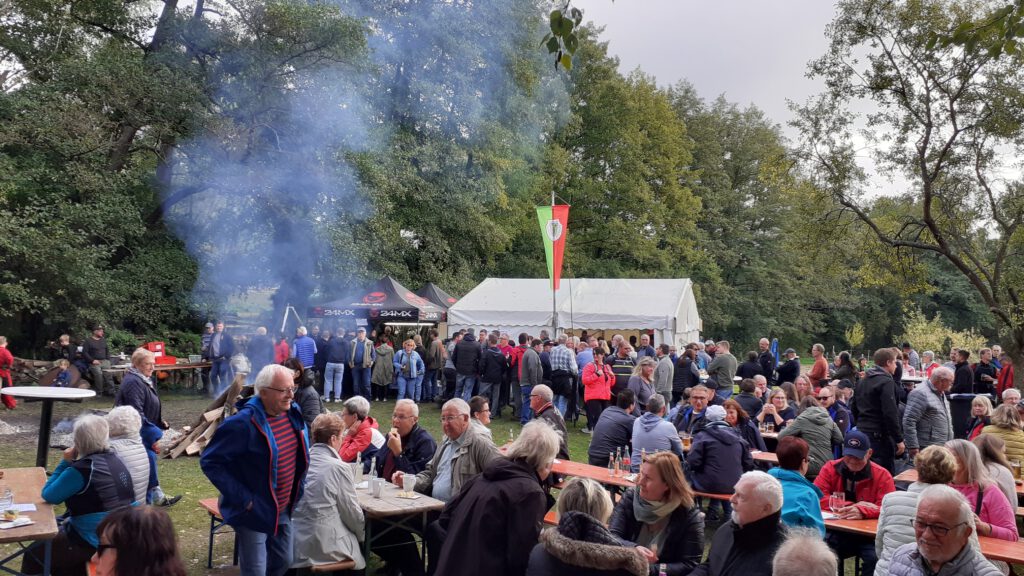 Besucher auf dem Bratfest des Musikvereins 1965 Kassel